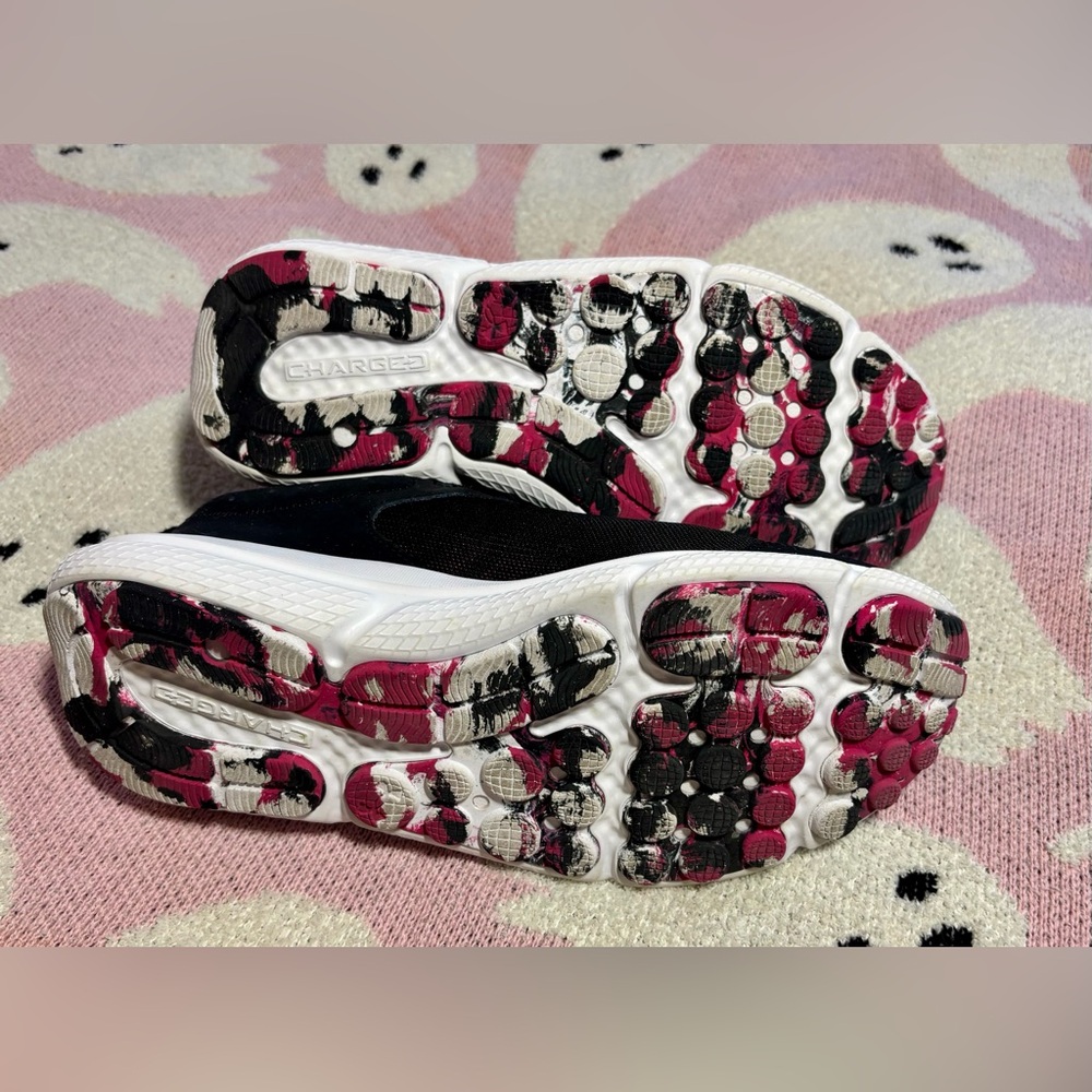 Under Armour Woman’s Black Trainers with Pink Logo - Picture 5 of 5